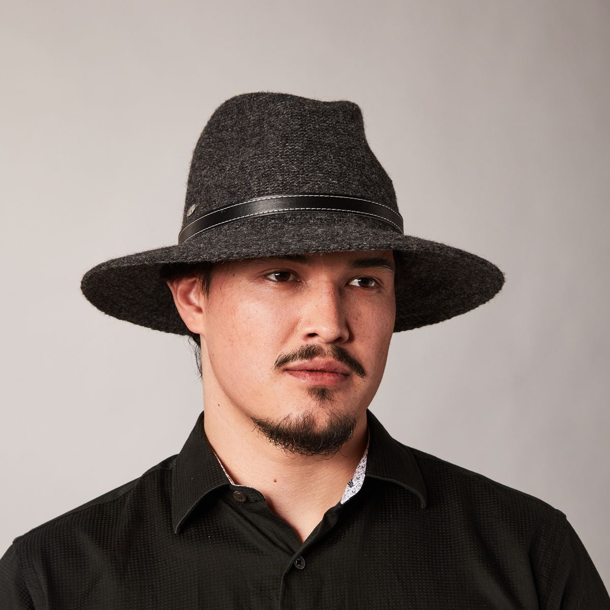 FELINA-FEDORA AVEC ATTACHE DE CUIR