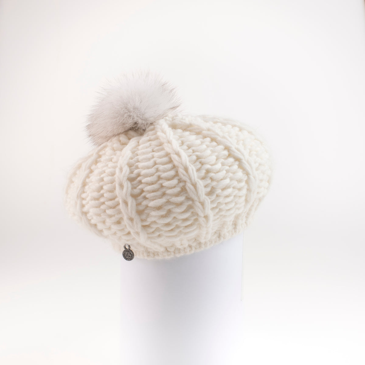 BERET EN GROSSE LAINE TRICOTÉE AVEC POMPON EN FOURRURE RECYCLÉE